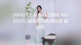 欠操的农家小少妇，一个人在家跟狼友发骚赚外快，全程露脸光着身子跟狼友互动撩骚，屋里屋外大门口发骚不断