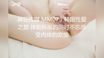 黑客破解家庭网络摄像头偷拍夫妻的日常性生活，奇葩的媳妇啪啪也手机不离手一边干一边刷抖音